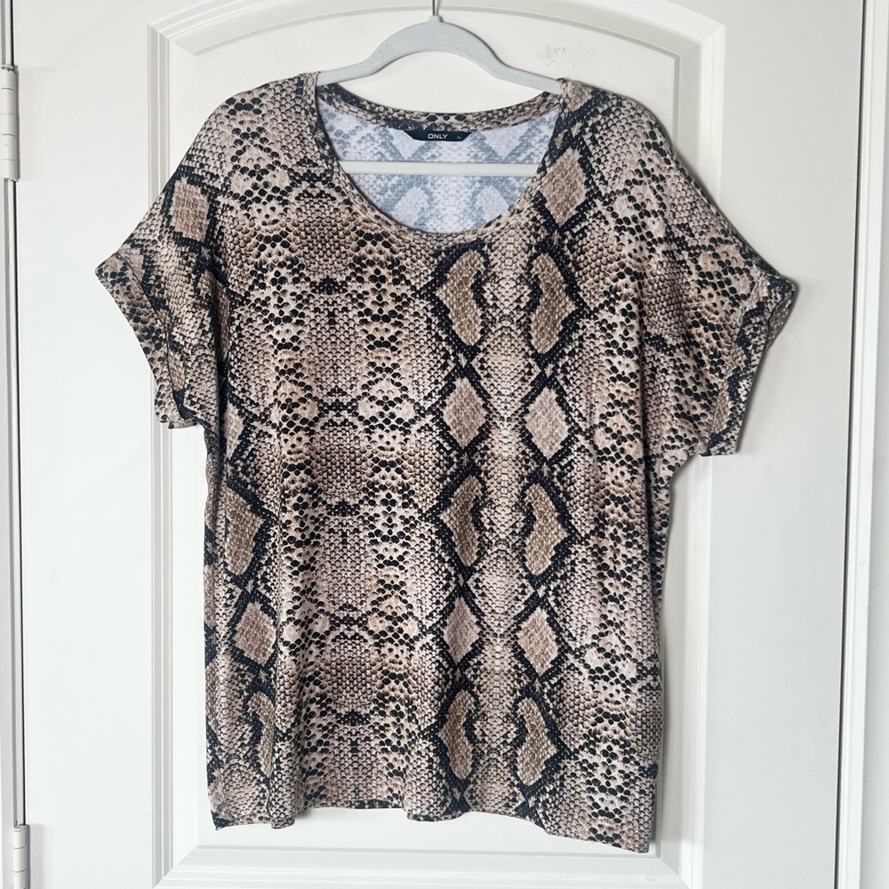 ONLY Brand Snakeskin Python Print T-Shirt Top Size XL Butter Soft Beige Brown